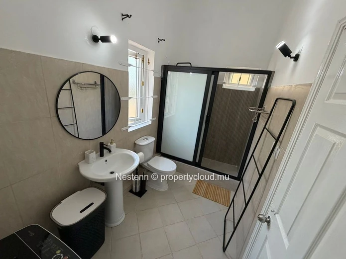 Villa rénovée de 3 chambres avec piscine en bord de mer