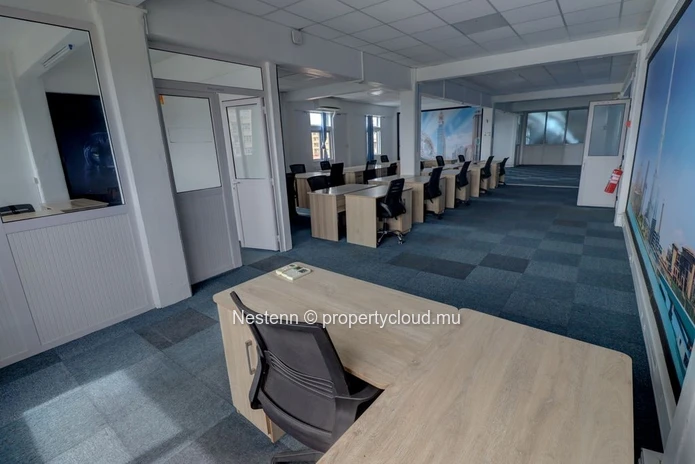 Furnished office on the 4th floor with stunning views of the city center