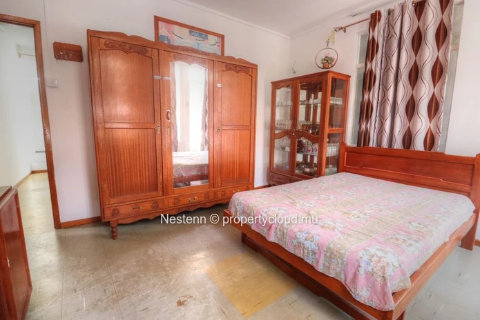 Traditional 2-bedroom apartment with sea access needs renovations