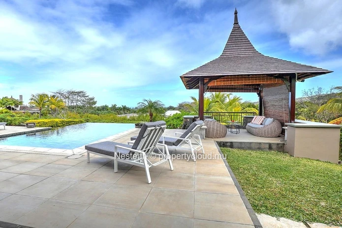Une villa unique, où modernité et charme tropical se rencontrent.