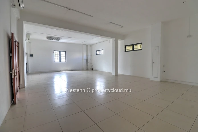 Bureau non meublé de 98 m² au 2e étage