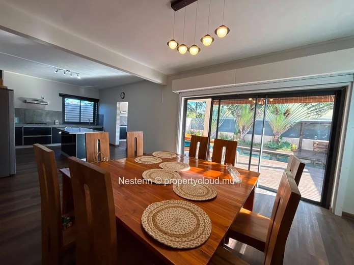 Exceptional Villa With 5 Suites For Rent – Pereybere