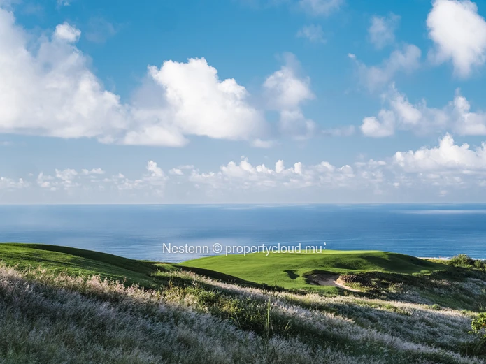 Terrain vue partielle mer de 1400 m² dans un domaine golf et mer d'exception