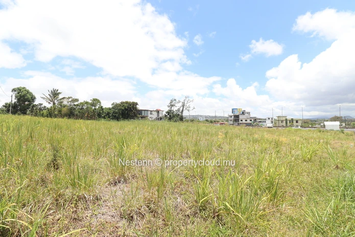 Terrain résidentiel/commercial de 1707 m² 