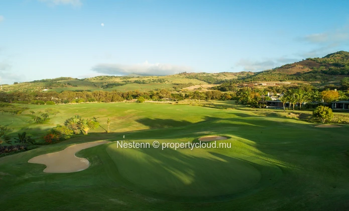 Villa contemporaine de 2 chambres vue golf avec piscine privée dans un domaine de renom