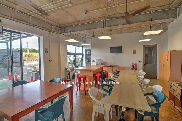 Bâtiment commercial avec 70 places de parking