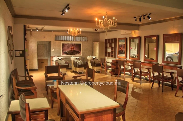 Modern ground floor duplex commercial premises of 180 m² 