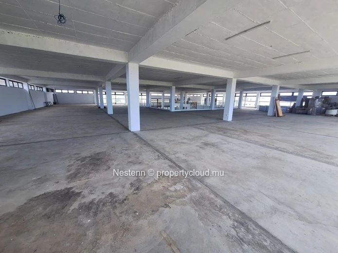 Warehouse of 1,350 m² to 2,700 m² with highway access