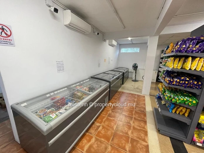 Charme côtier : supermarché de premier ordre en bord de mer avec double accès