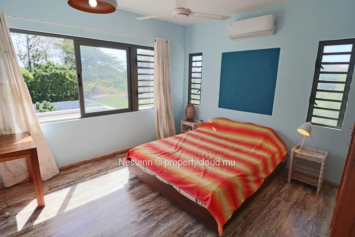 Maison moderne de 3 chambres avec une belle pelouse