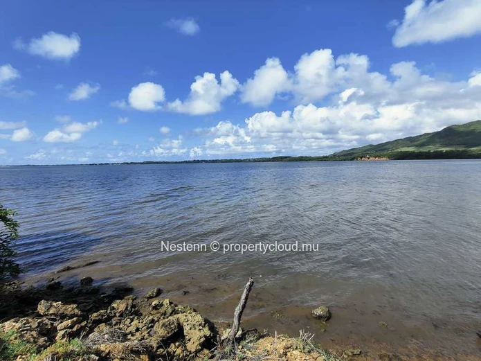 Magnifique terrain de 14 984 m² avec vue imprenable sur la baie de Ferney, la montagne du Lion, la Falaise Rouge et l...