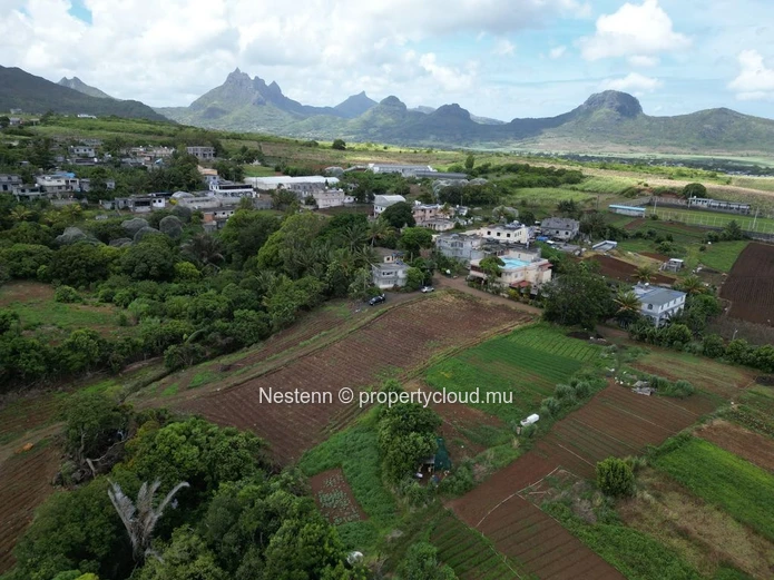 Terrain résidentiel avec vue imprenable sur les montagnes (Lot 3)