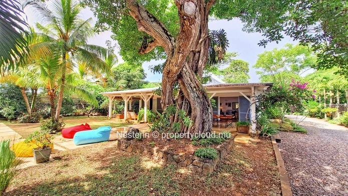 Elégante villa de style colonial, nichée dans un vaste jardin luxuriant 