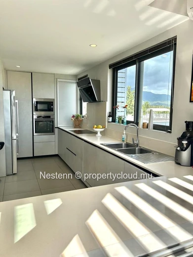 Magnifique penthouse de 3 chambres en suite idéalement situé à côté de la plage 