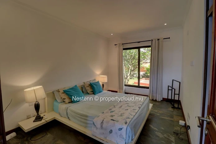 Colonial villa with 4 bedrooms, private pool, and sea access in a good condition