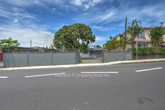  120 m² building on a 527 m² plot of land on the main road 