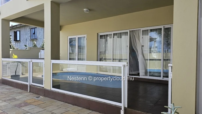 Triplex moderne avec piscine privée et vue mer a quelques pas de marche de la mer