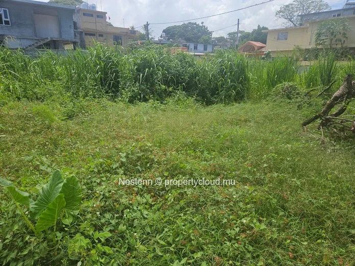 Terrain résidentiel de 21 perches clôturé – Possibilité 2 lots
