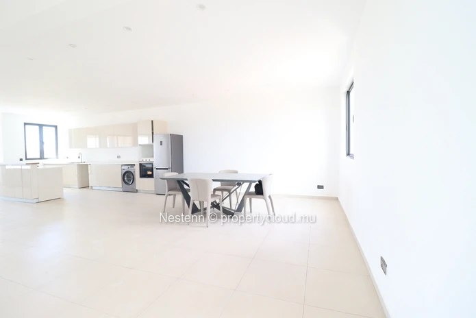Penthouse moderne avec vue sur la mer.