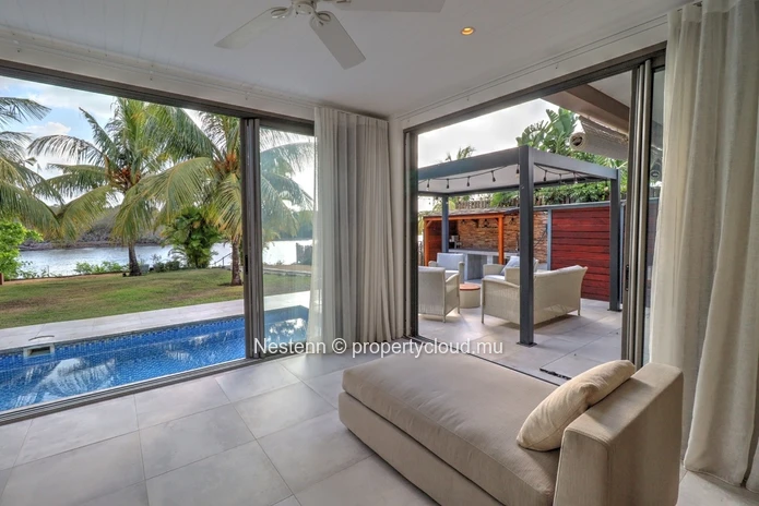 Spacieux et lumineux appartement de 300m2 avec jardin et piscine en bord de rivière