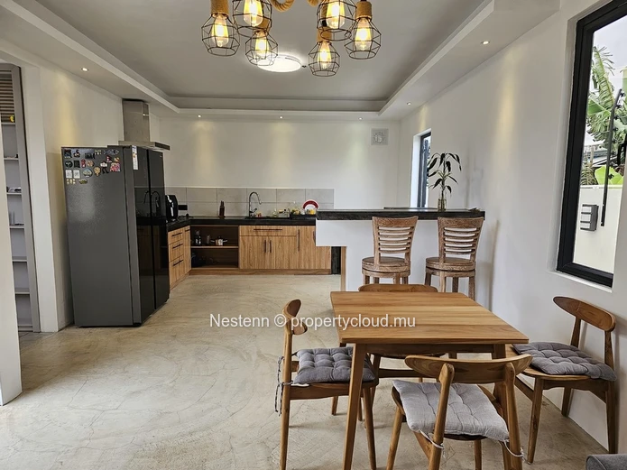 Maison cosy avec piscine et jardin 