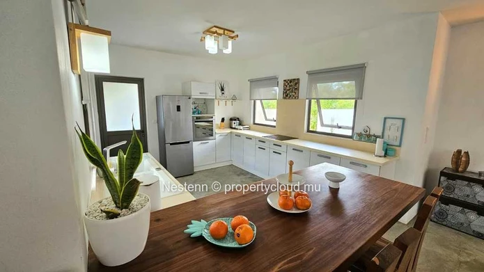 Maison contemporaine familiale avec mezzanine et spacieux jardin 