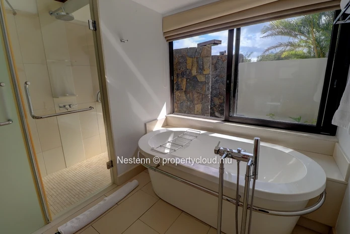 Beautiful 5-bed sea view villa on Ernie Els Golf Course