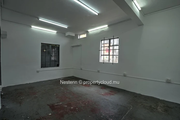 120 m² building on a 527 m² plot of land on the main road 