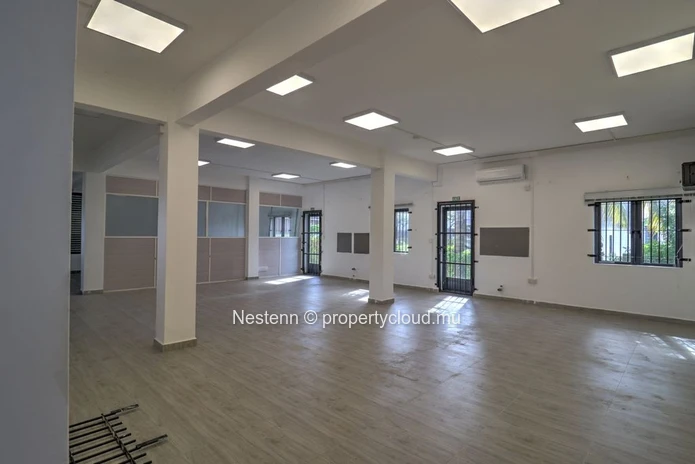Commercial premises of 204 m² with parking spaces