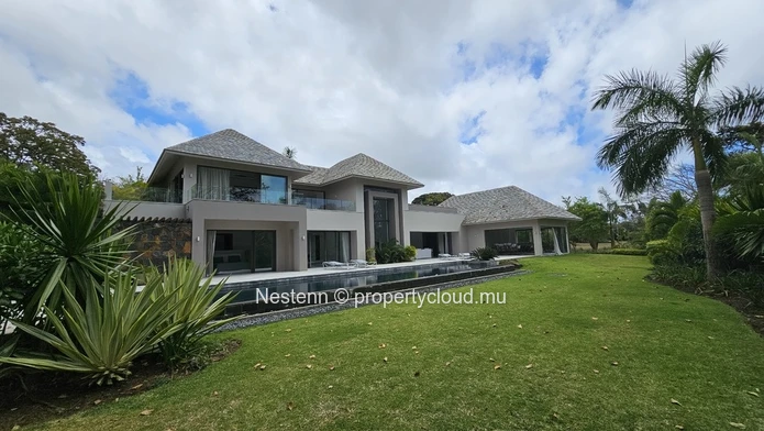 Modern 4-bedroom villa 