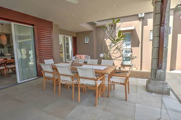 Une villa unique, où modernité et charme tropical se rencontrent.