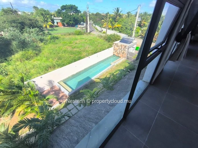 Modern 3-bedroom penthouse in Bain Boeuf with rooftop access, sea views, private lift, and close to shops. New PDS re...