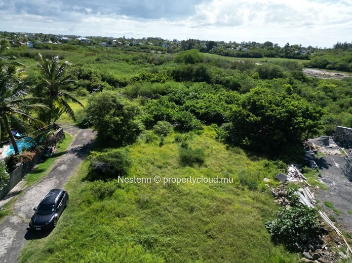706m² of residential land – 5 Minutes walk to the beach