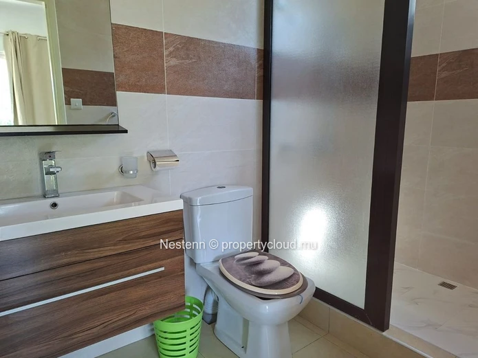 3 bedroom duplex very close to the beach