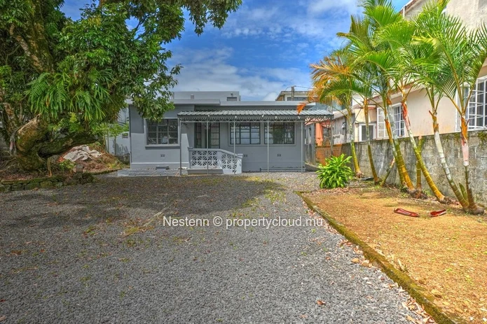  120 m² building on a 527 m² plot of land on the main road 
