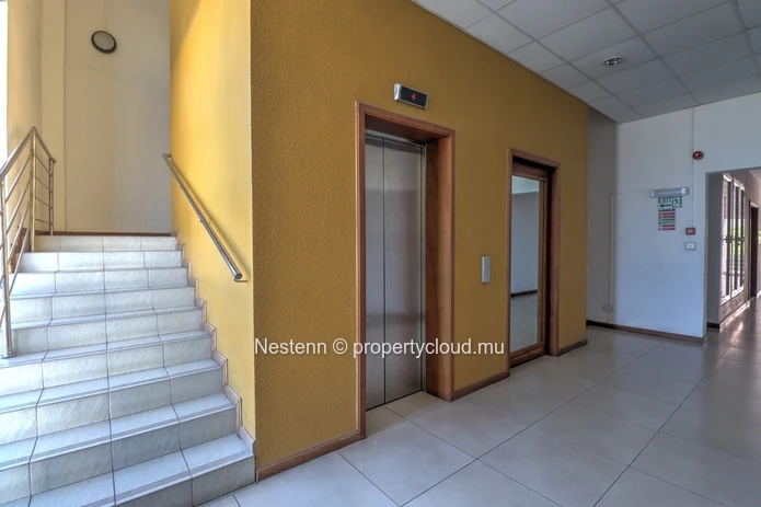 Bureau non meublé de 98 m² au 2e étage