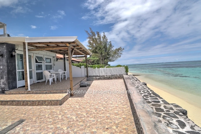 Propriété pieds dans l'eau sur un terrain de 1 224 m² avec une vue imprenable sur le lagon 