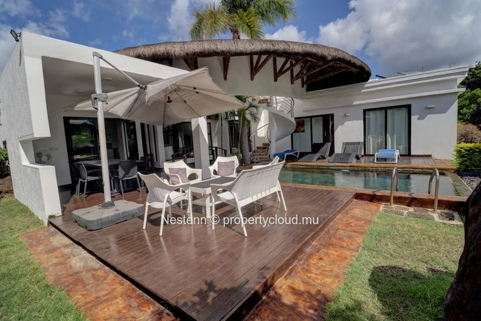 Colonial villa with 4 bedrooms, private pool, and sea access in a good condition