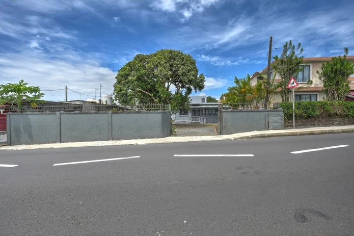  120 m² building on a 527 m² plot of land on the main road 