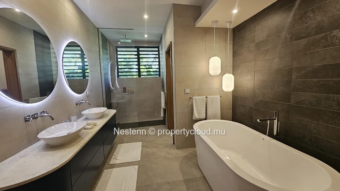 Villa design exclusive avec 5 chambres et vue imprenable sur les montagnes