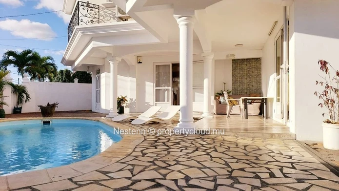 Comfortable studio apartment a stone's throw from the beach with swimming pool and secure parking. 