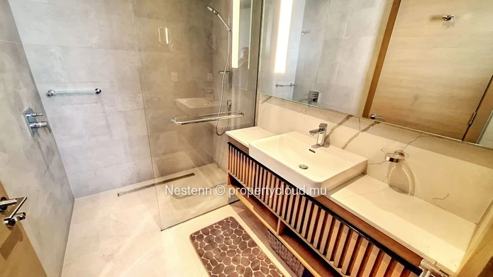 Fabulous 3-bedroom penthouse in a secure, upscale residence