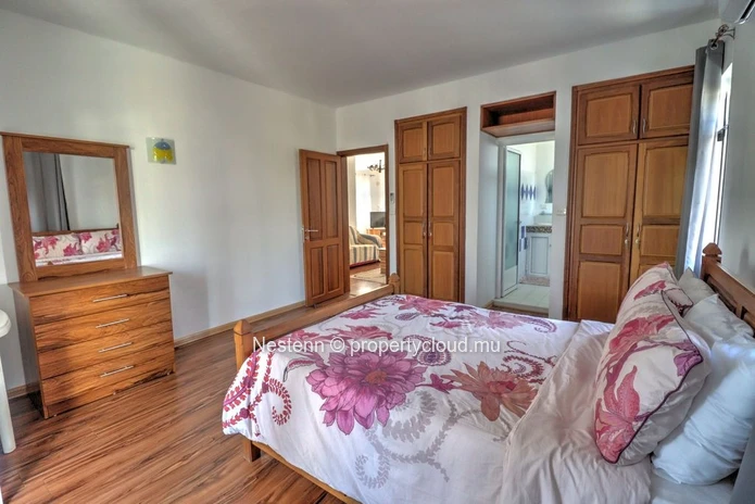 Confortable appartement de 3 chambres en suite au coeur d'un quartier prisé.
