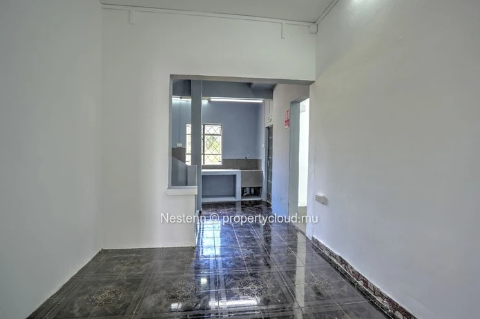  120 m² building on a 527 m² plot of land on the main road 