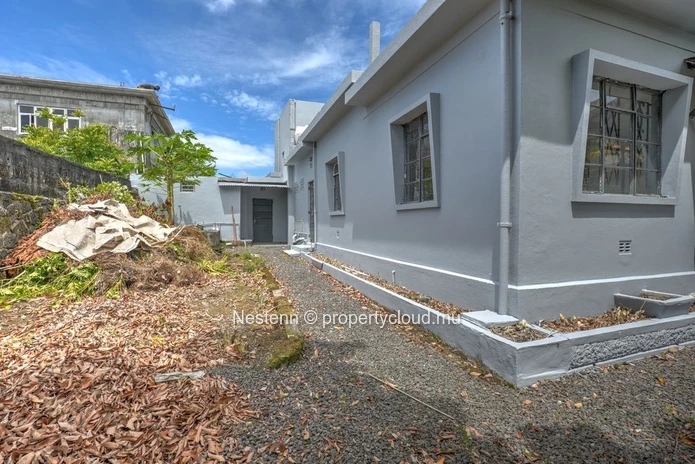  120 m² building on a 527 m² plot of land on the main road 