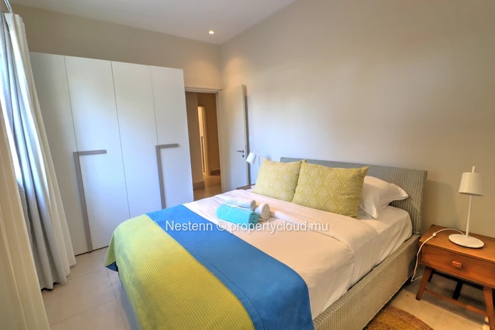 Modern 3-bed apartment with garden and private access to the beach. 