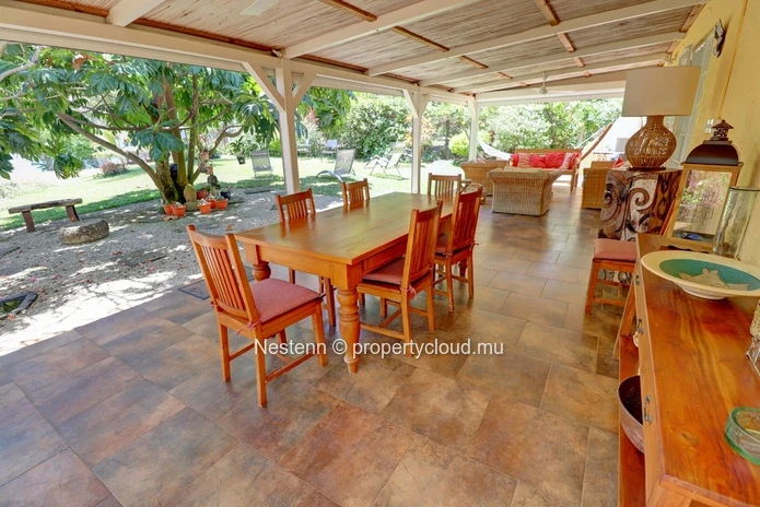 3-bed single storey house with lots of charm in front of the beach