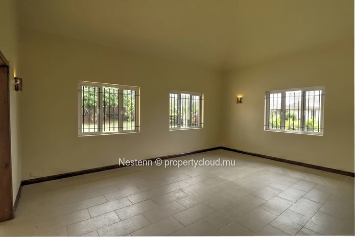 Maison spacieuse à 3 chambres, non meublée et bien entretenue, dans un domaine prestigieux.