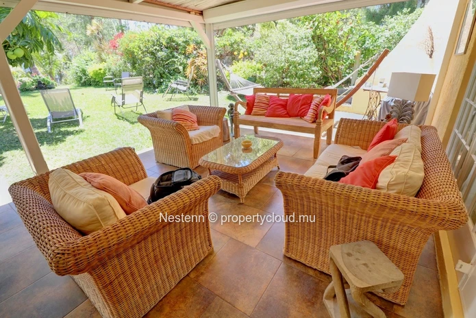 3-bed single storey house with lots of charm in front of the beach