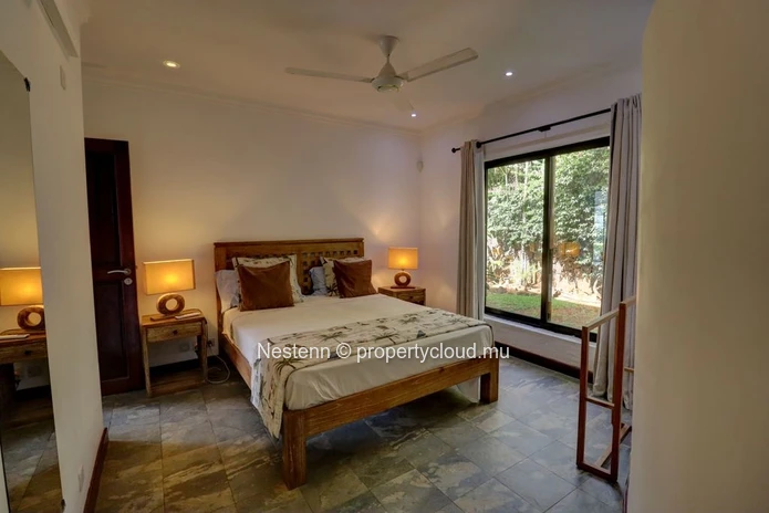 Colonial villa with 4 bedrooms, private pool, and sea access in a good condition